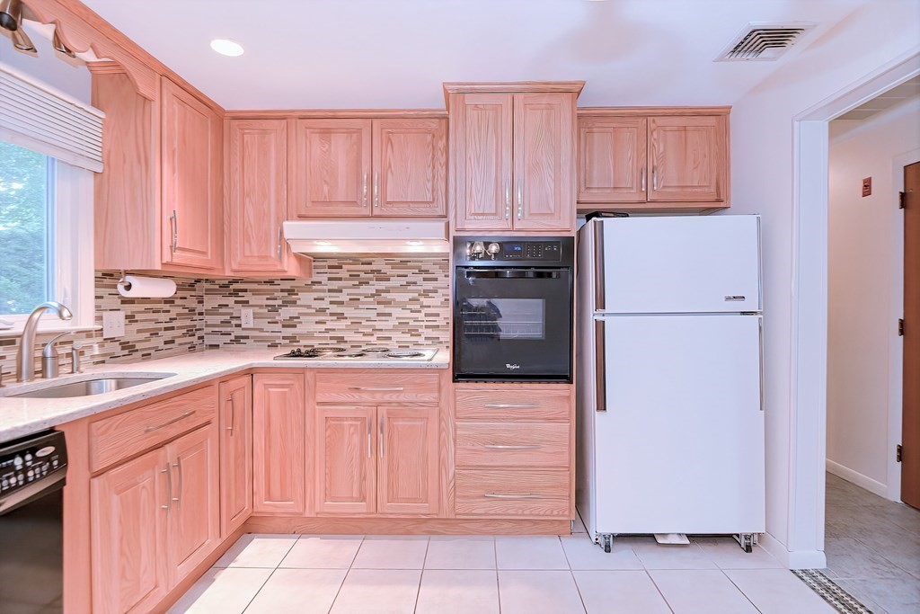 27 Smith Road Randolph, MA 02368 - Photo 11 of 29 Gallery Image 11