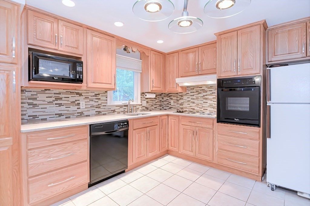 27 Smith Road Randolph, MA 02368 - Photo 9 of 29 Gallery Image 9