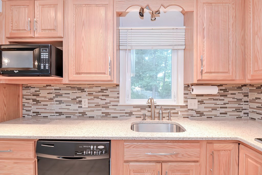 27 Smith Road Randolph, MA 02368 - Photo 10 of 29 Gallery Image 10