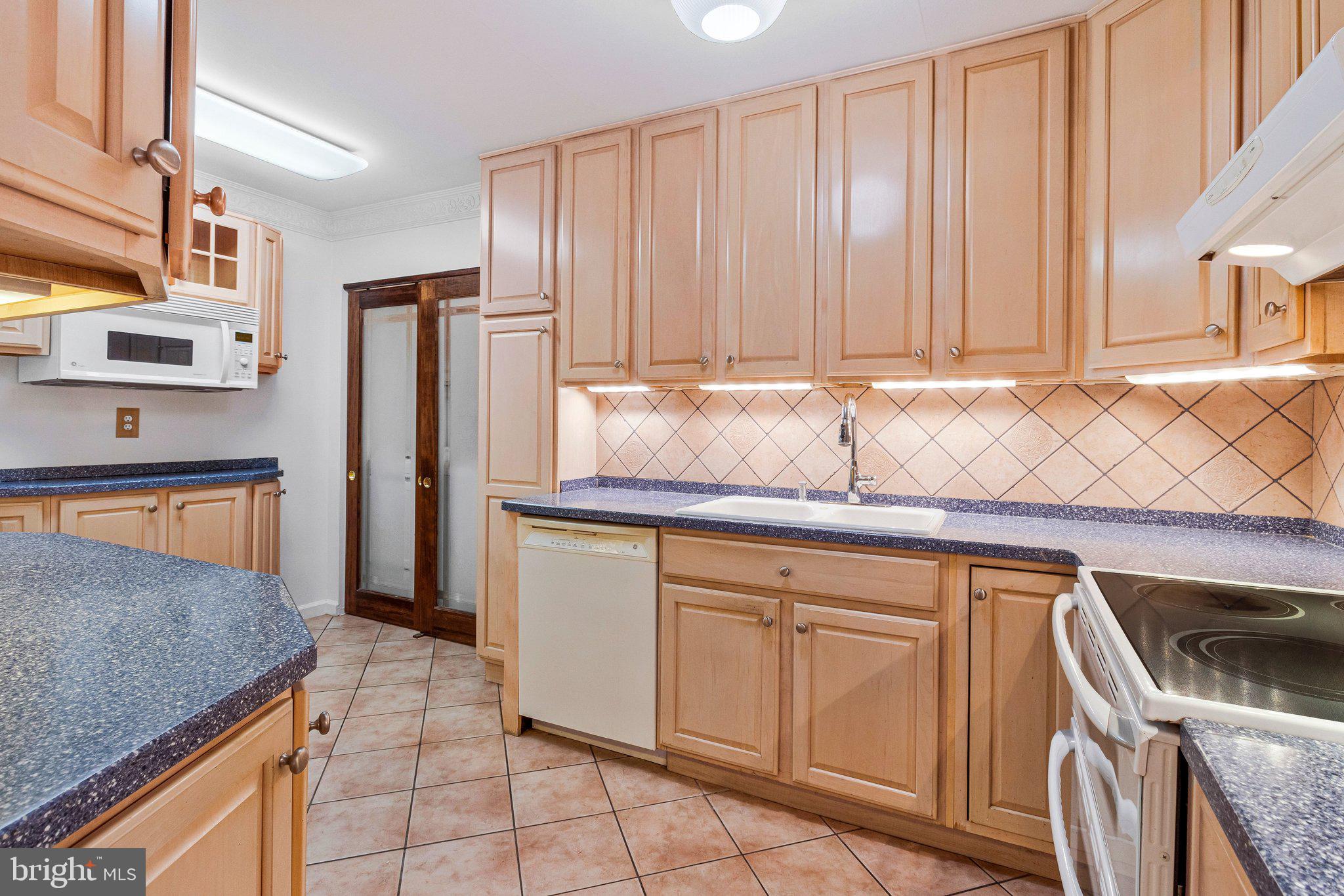 6101 Edsall Road, Unit 407 Alexandria, VA 22304 - Photo 14 of 54 Kitchen