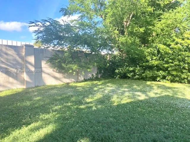 a view of yard with green space