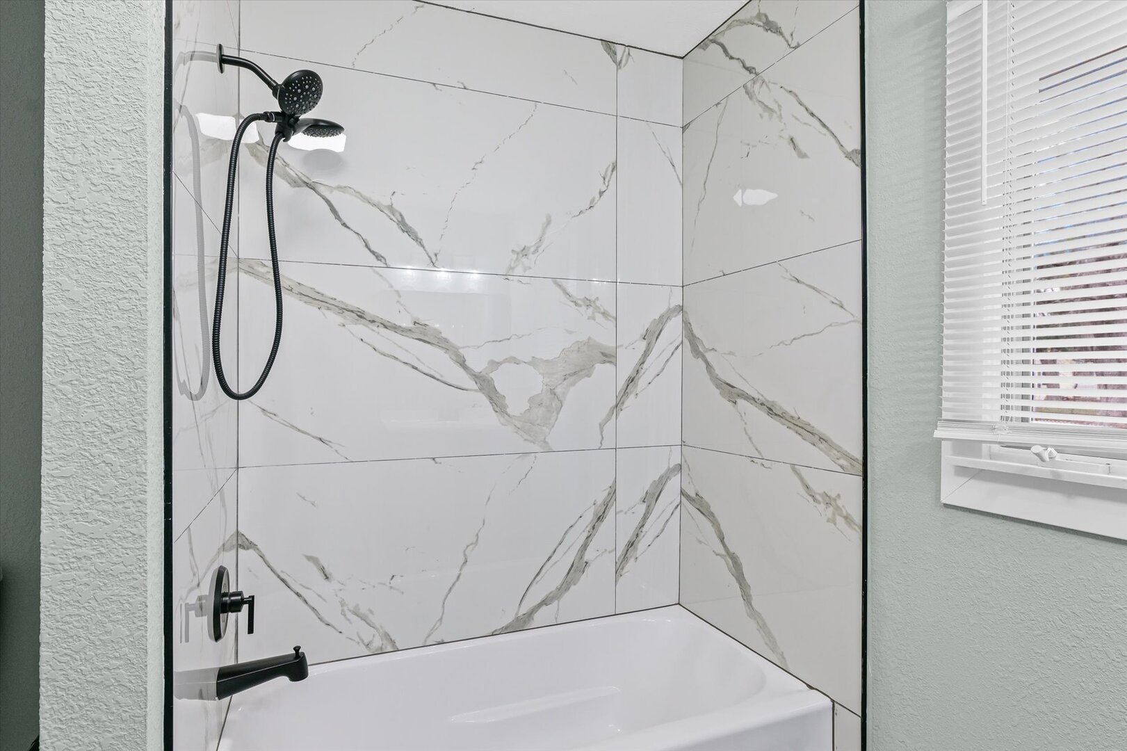 10 East Locust Street Ashmore, IL 61912 - Photo 18 of 28 a bathroom with a bathtub