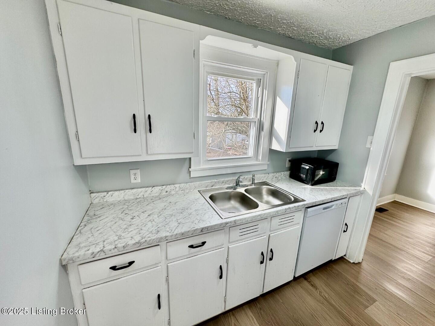 314 Covington Avenue Springfield, KY 40069 - Photo 6 of 26 006_Kitchen