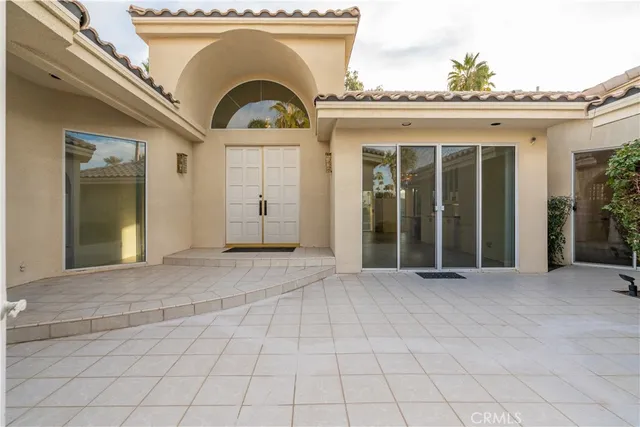 a view of a house with backyard and a garden