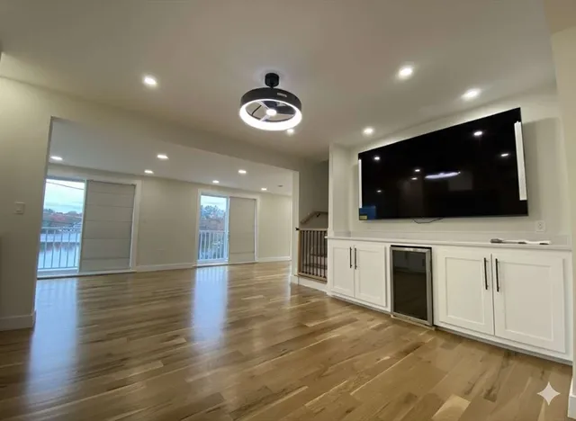 a view of entryway with microwave