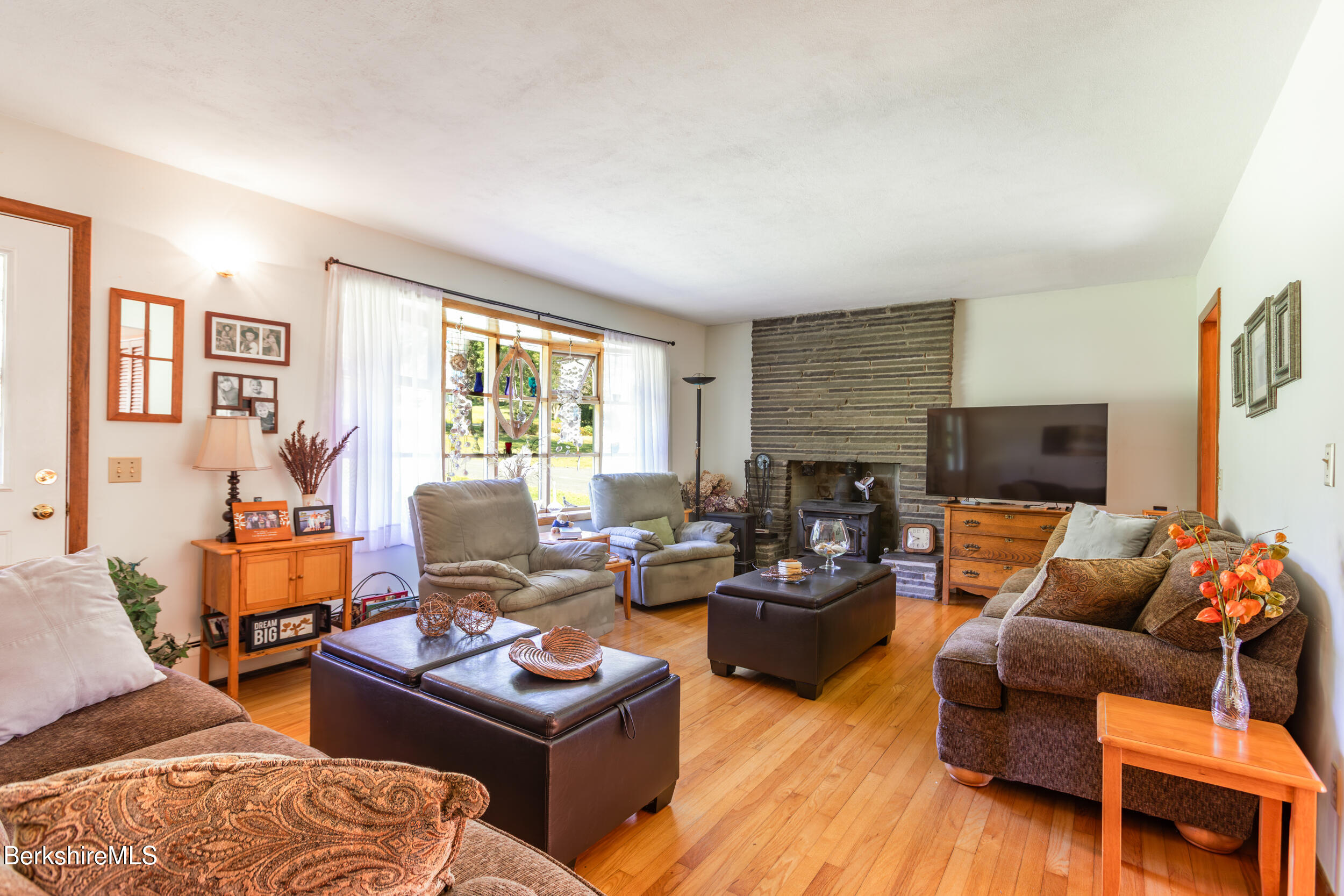 329 Dublin Road Richmond, MA 01201 - Photo 8 of 46 Living Room