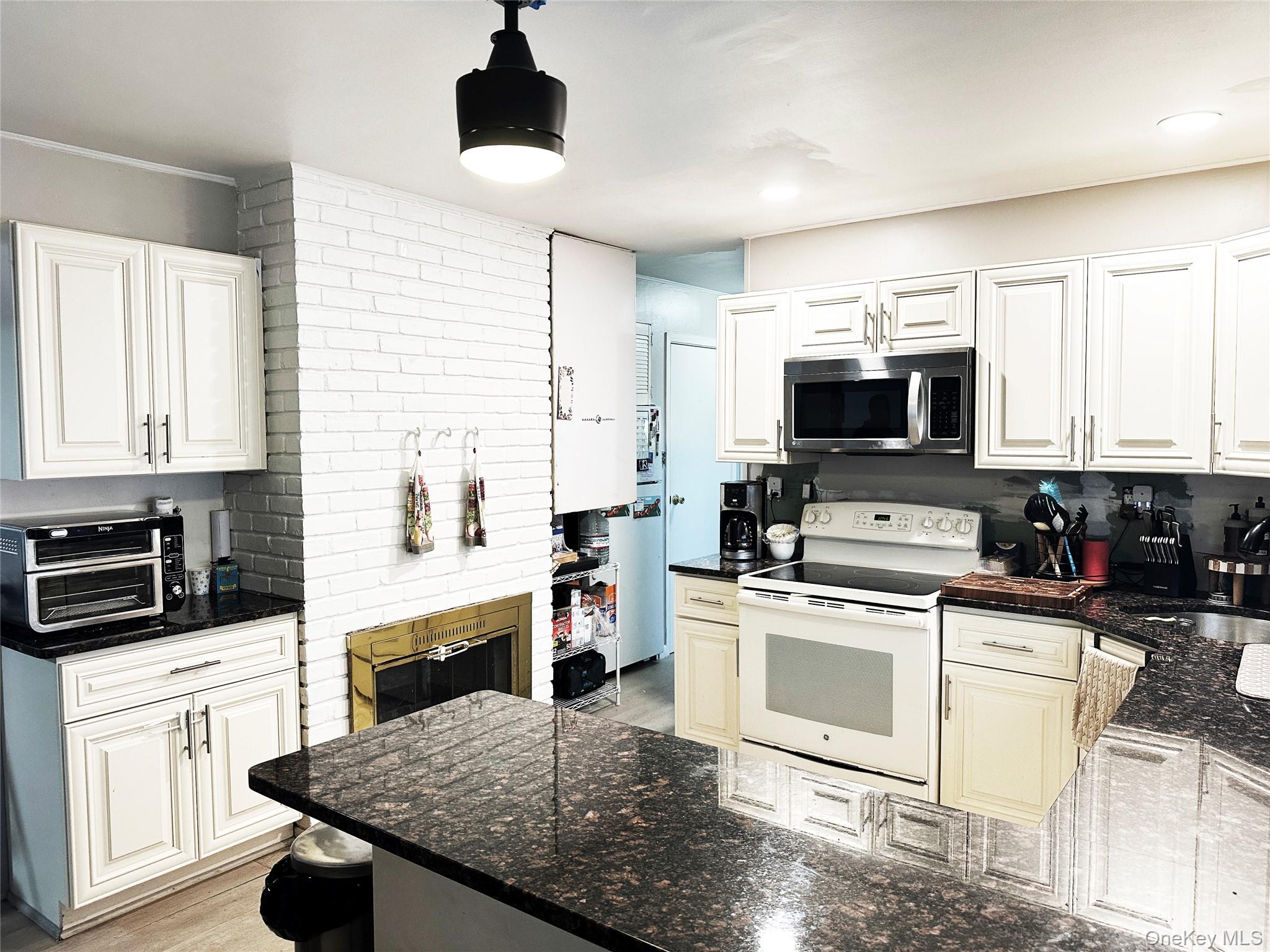 94 Mallard Road Levittown, NY 11756 - Photo 2 of 15