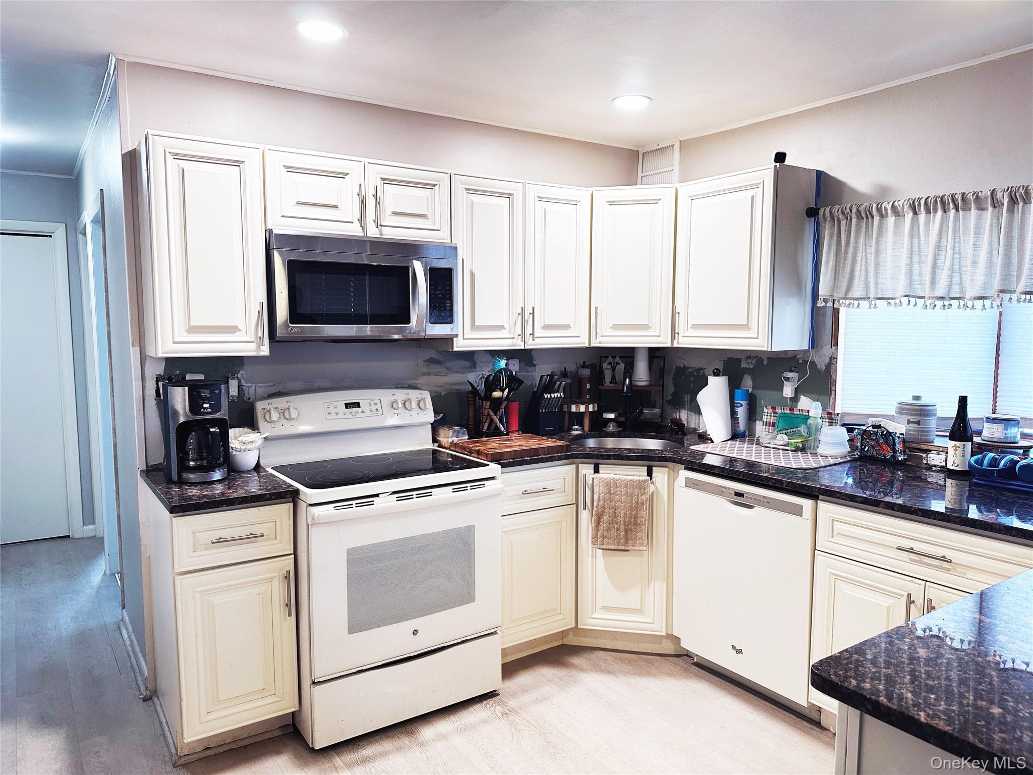 94 Mallard Road Levittown, NY 11756 - Photo 3 of 15