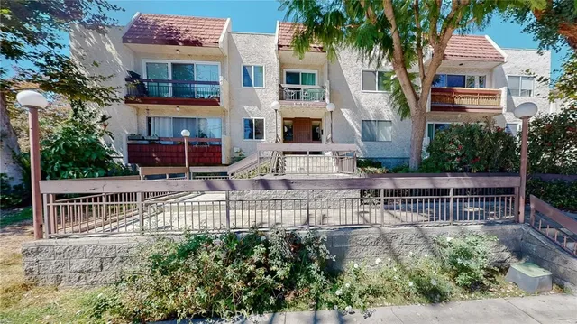 $2,850 | 12157 Moorpark Street, Unit 202, Studio City, CA 91604
