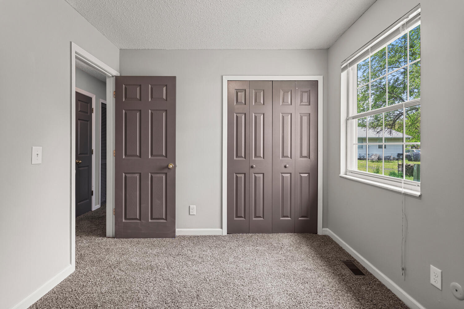 3214 York Drive Champaign, IL 61821 - Photo 21 of 27 an empty room with windows