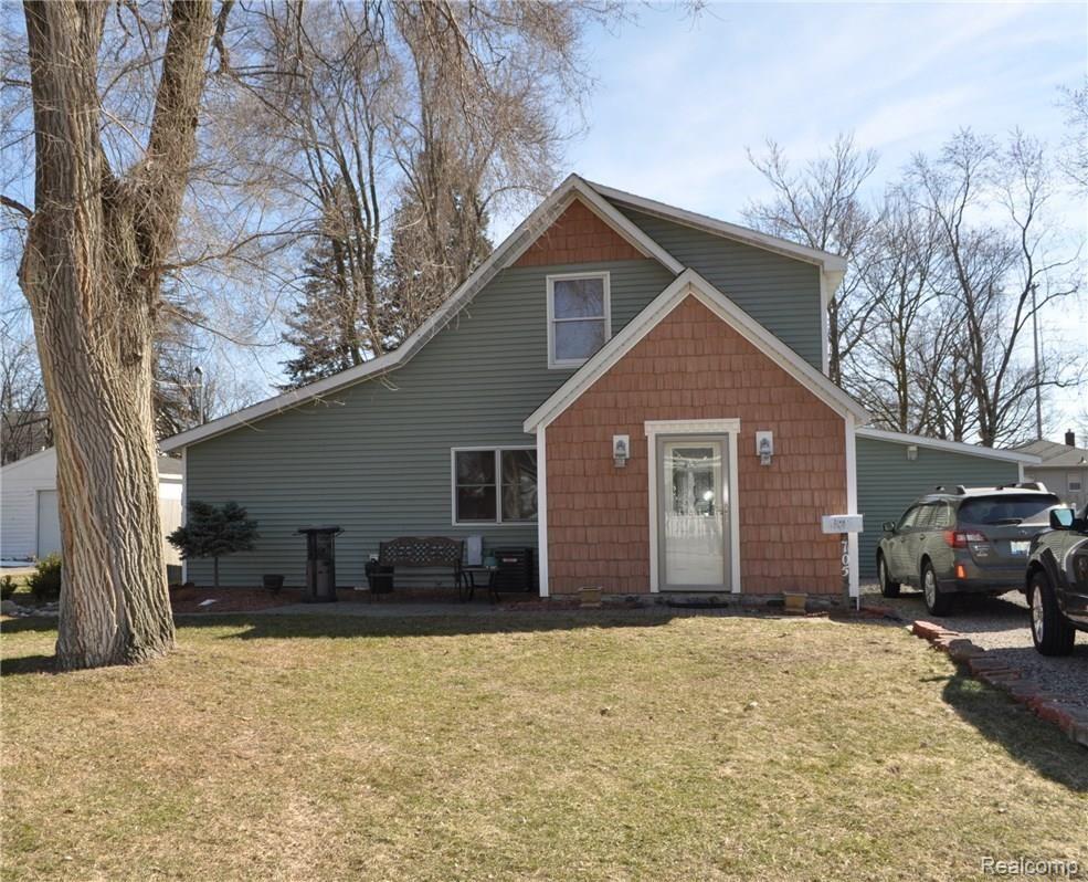 705 Hickory Street Fenton, MI 48430 - Photo 1 of 30 Front facade