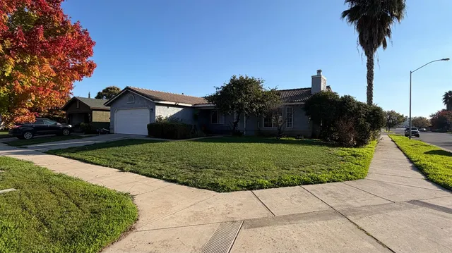 a view of a back yard of the house