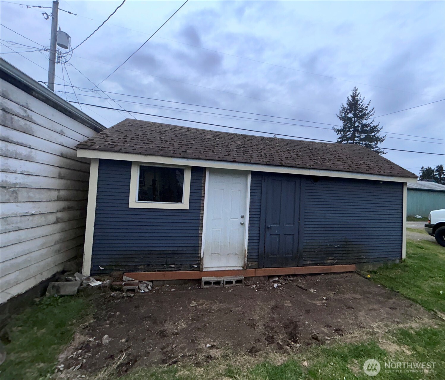 2716 South 14th Street Tacoma, WA 98405 - Photo 27 of 28 a backyard of a house