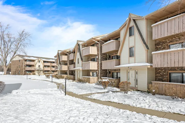 $225,000 | 16 Echo Court, Unit 17, Vernon Hills, IL 60061