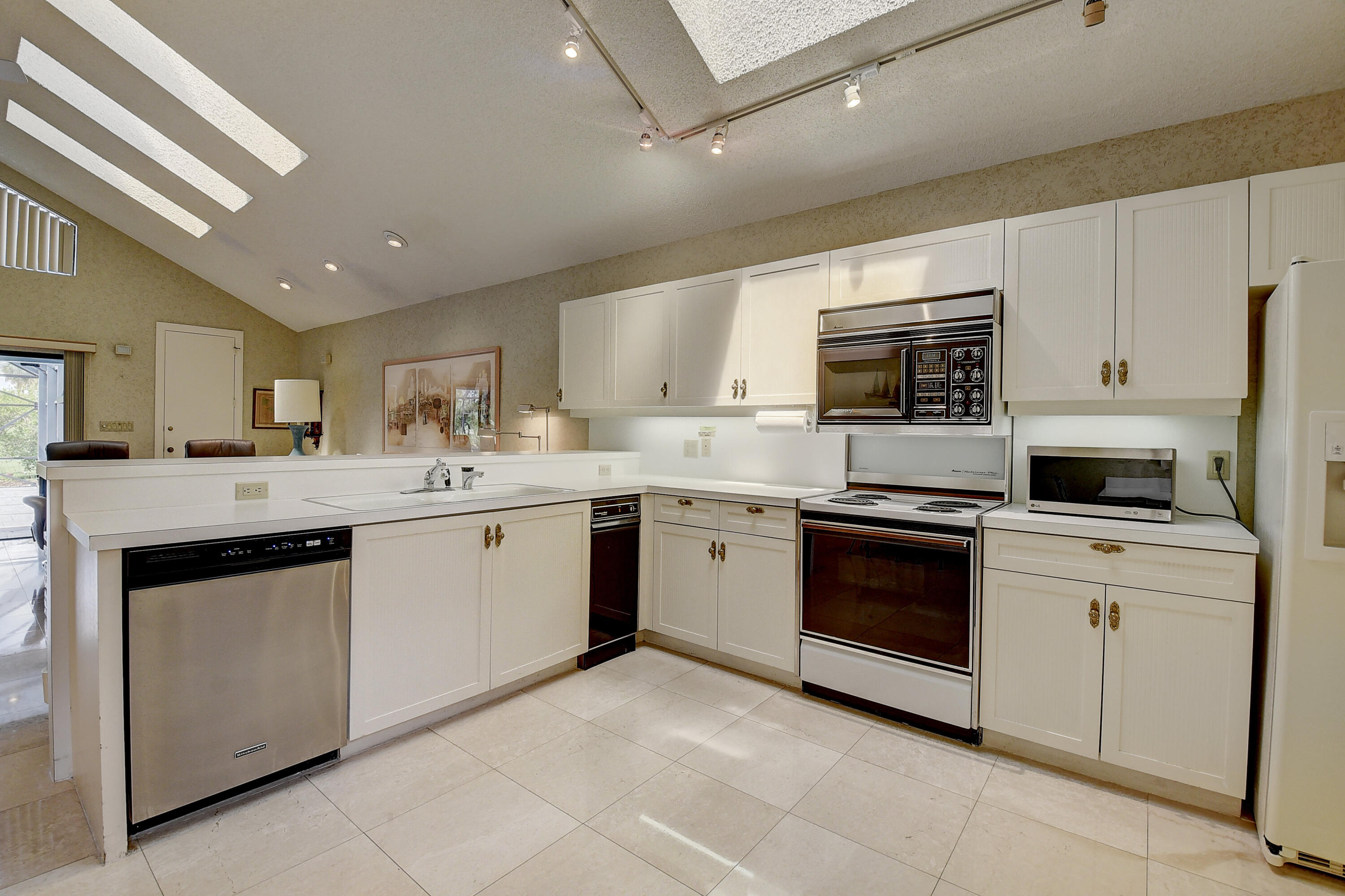 7544 Rexford Road Boca Raton, FL 33434 - Photo 15 of 105 2 (15)