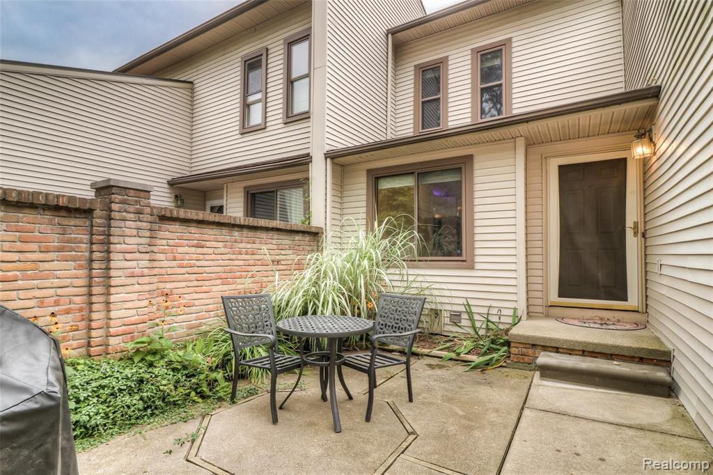 359 Willow Grove Lane Rochester Hills, MI 48307 - Photo 2 of 33