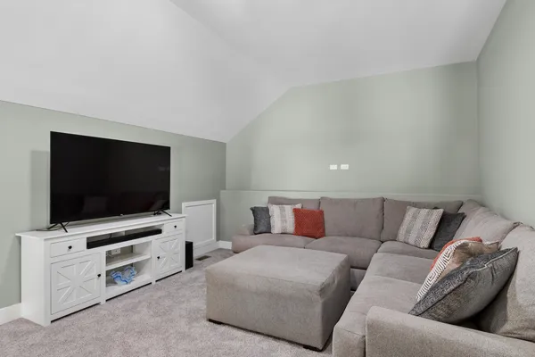 $2,500 | 534 Sudbury Circle, Oswego, IL 60543
