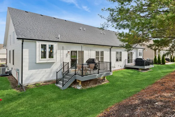 $2,500 | 534 Sudbury Circle, Oswego, IL 60543