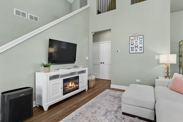 $2,500 | 534 Sudbury Circle, Oswego, IL 60543