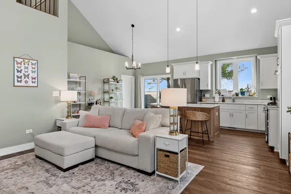 $2,500 | 534 Sudbury Circle, Oswego, IL 60543