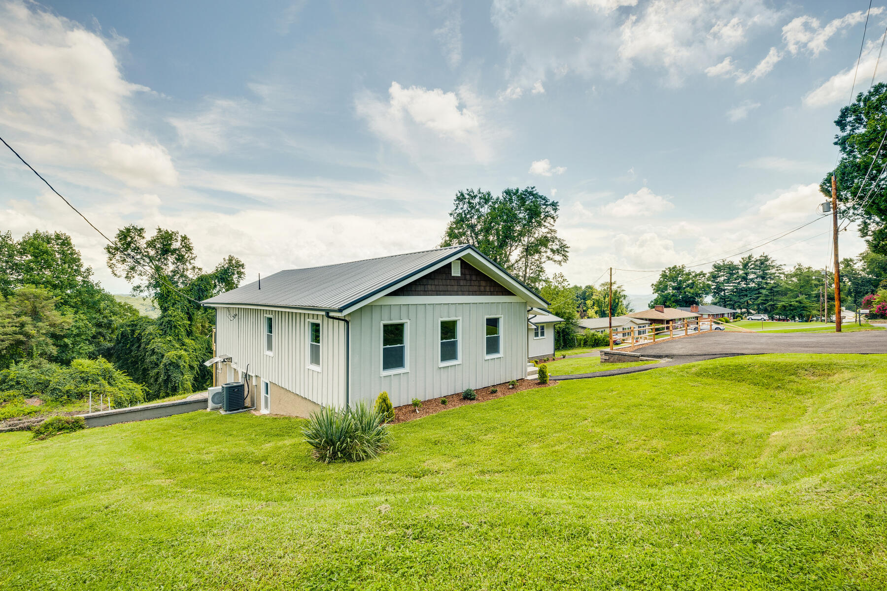 4561 Old Stage Road Kingsport, TN 37664 - Photo 3 of 76 004