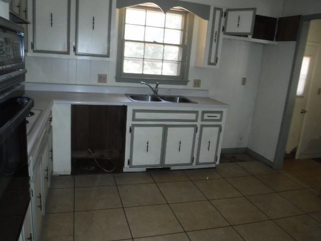 1511 Kingston Road Perry, GA 31069 - Photo 8 of 13 a kitchen with granite countertop a sink stove and cabinets