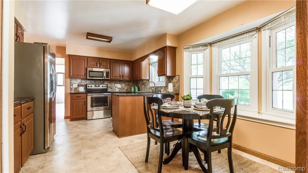 5097 Aintree Court Rochester, MI 48306 - Photo 4 of 41 Interiors (3 of 48).jpg