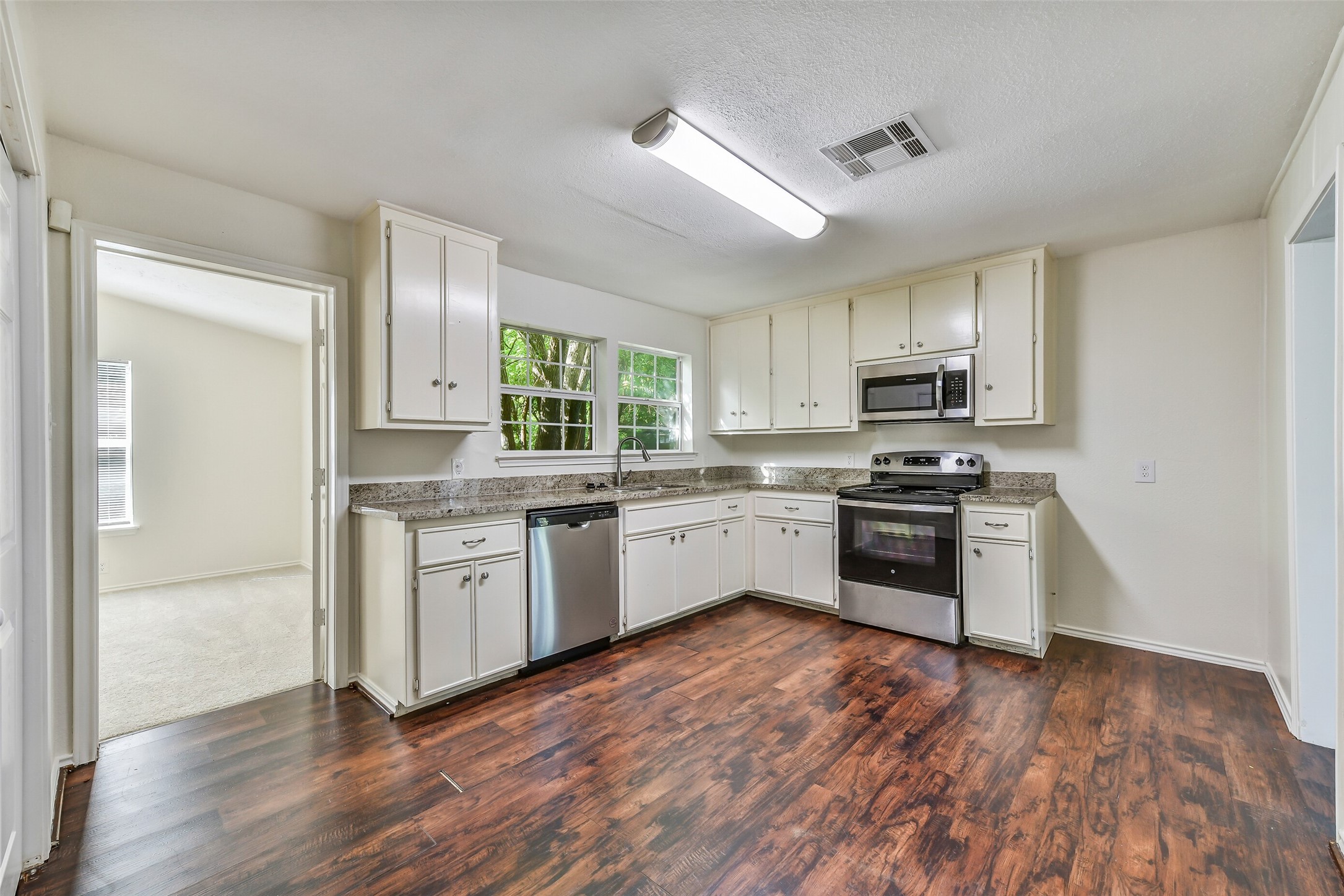 809 Chestnut Street La Marque, TX 77568 - Photo 7 of 25 Centrally-located updated kitchen.