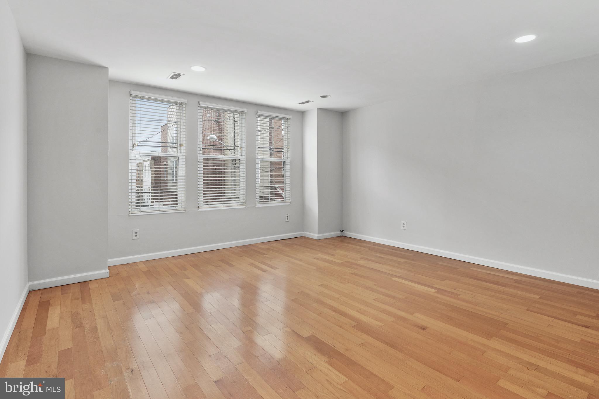 431 Tasker Street Philadelphia, PA 19148 - Photo 5 of 37 Living Room of Bi-level 2 bedroom