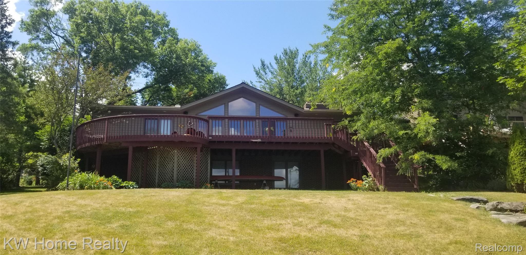 3930 Covert Road Waterford, MI 48328 - Photo 2 of 49 covert back0200713_121156.jpg