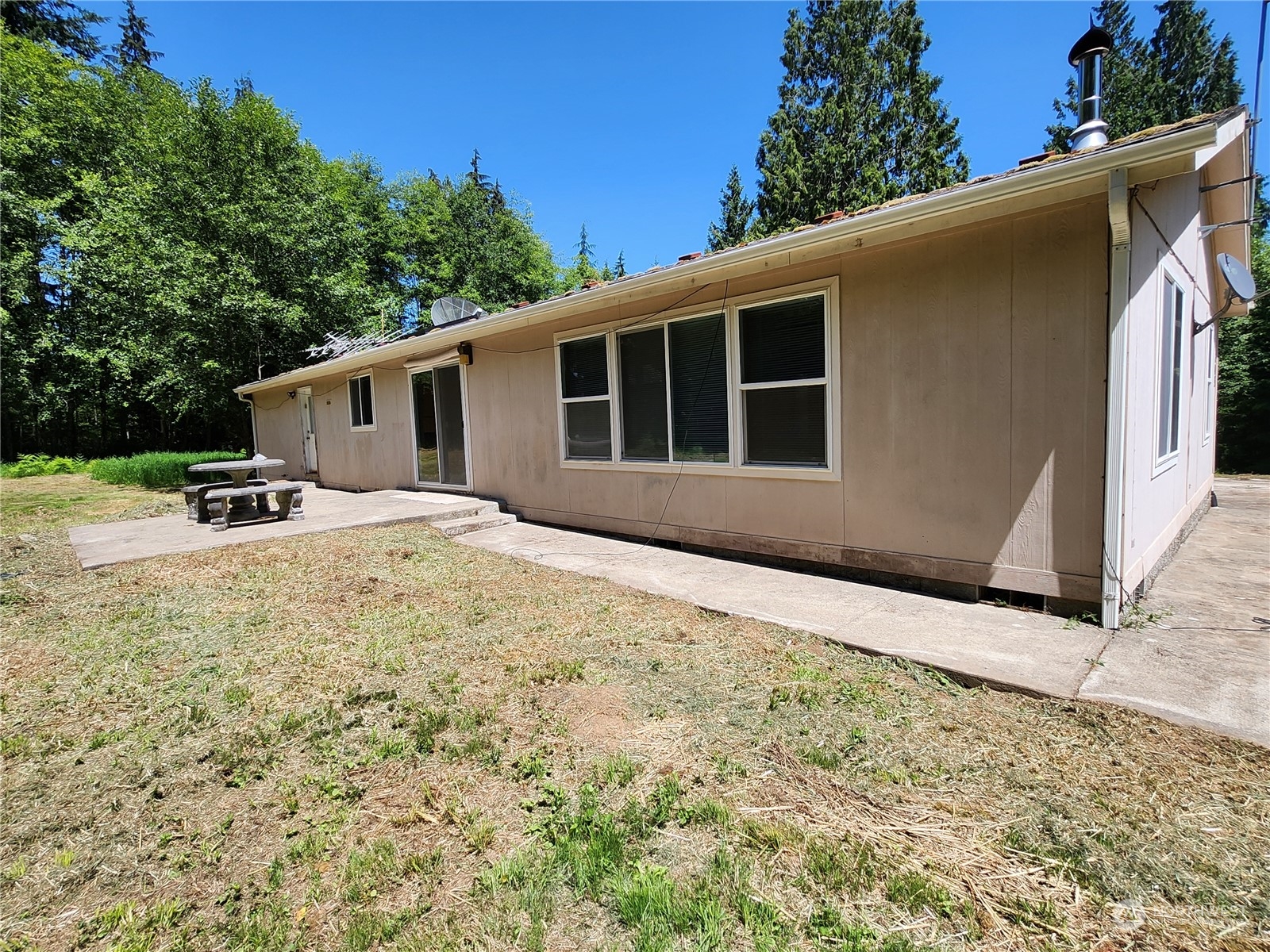 705 Eufaula Heights Road Longview, WA 98632 - Photo 3 of 17 a house with trees in the background