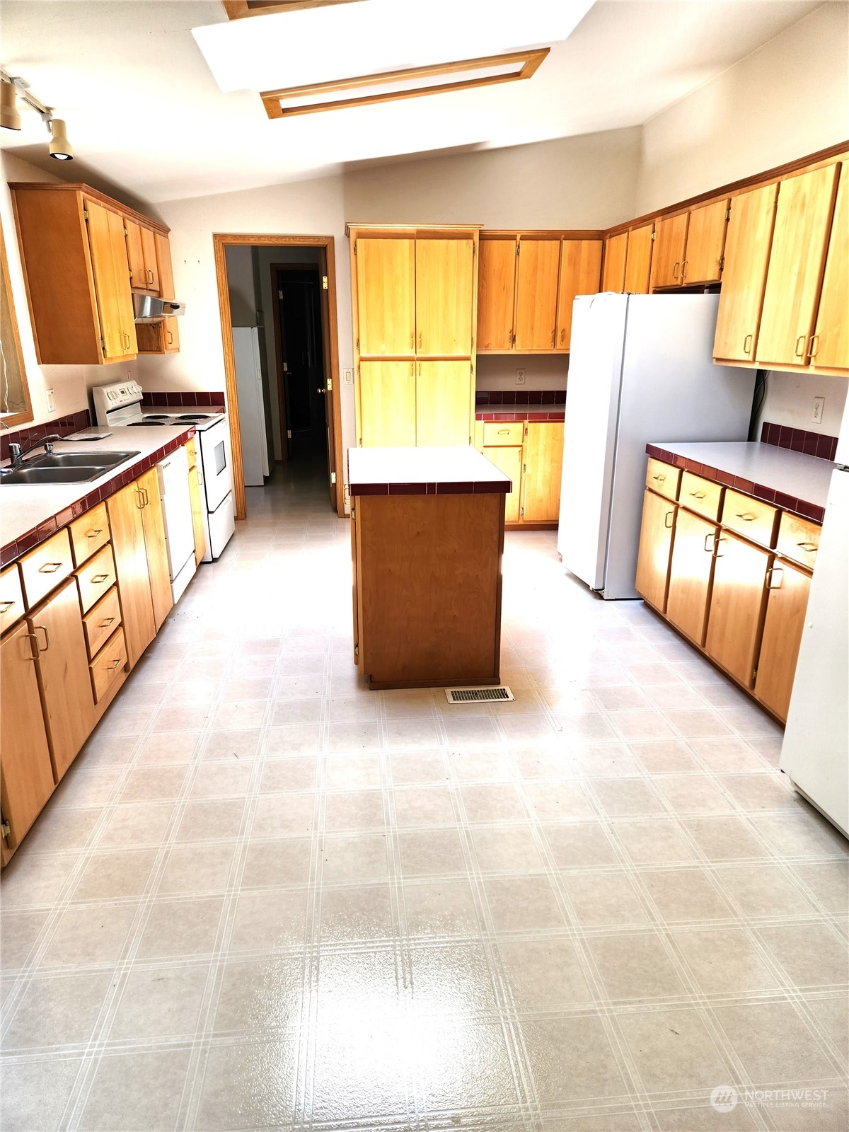 705 Eufaula Heights Road Longview, WA 98632 - Photo 4 of 17 a view of kitchen with refrigerator and window
