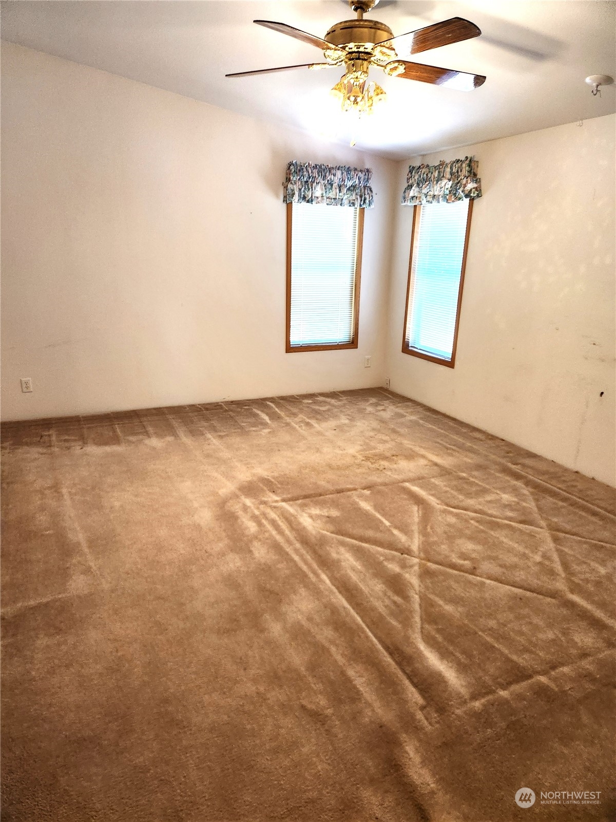 705 Eufaula Heights Road Longview, WA 98632 - Photo 8 of 17 an empty room with windows and fan