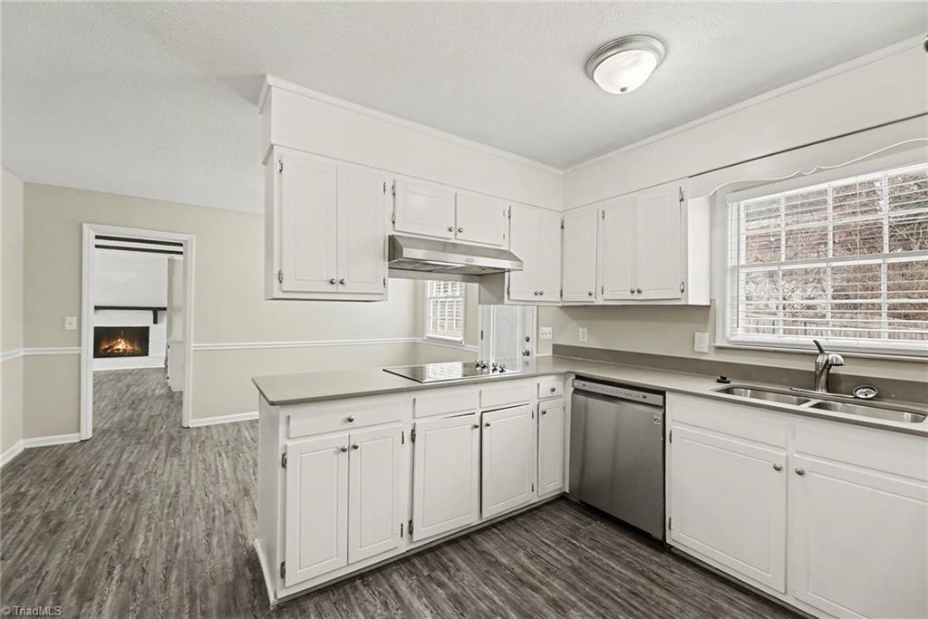 1408 Sweetbriar Court High Point, NC 27262 - Photo 8 of 26