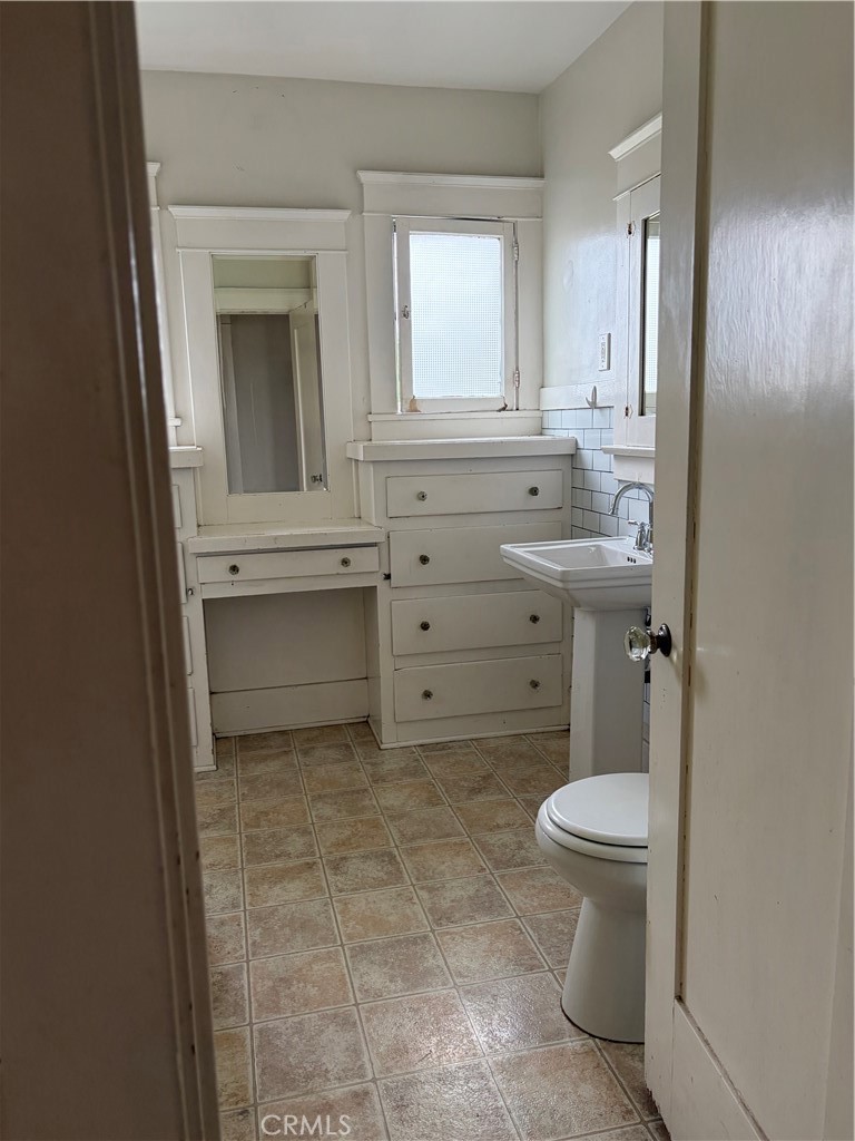 4042 East Ransom Street Long Beach, CA 90804 - Photo 5 of 11 Spacious bathroom