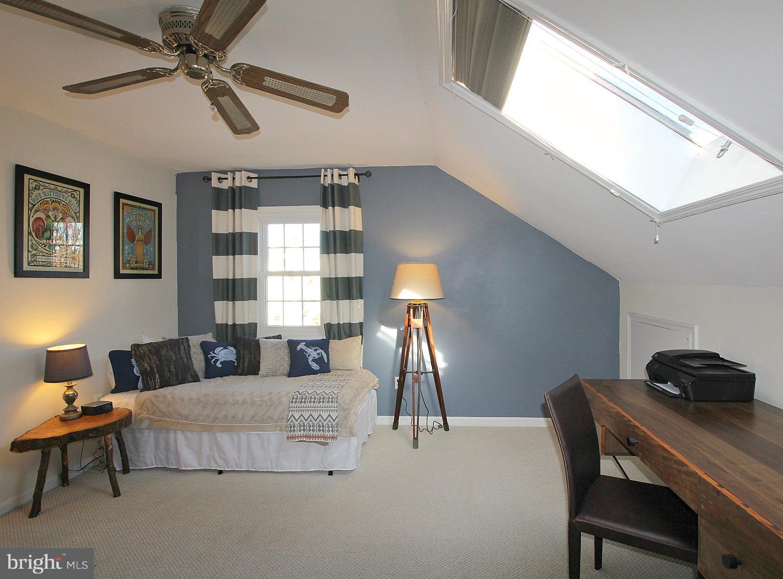 424 West Glebe Road Alexandria, VA 22305 - Photo 20 of 24 a living room with furniture and a window