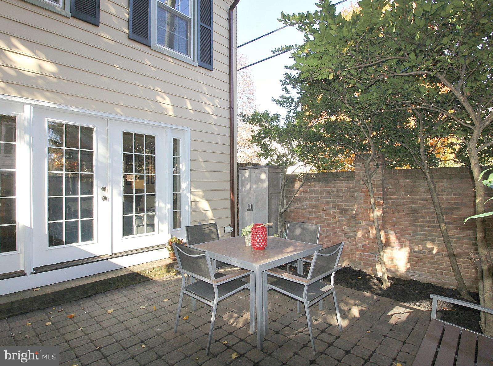 424 West Glebe Road Alexandria, VA 22305 - Photo 23 of 24 a view of a outdoor space with a table and chairs