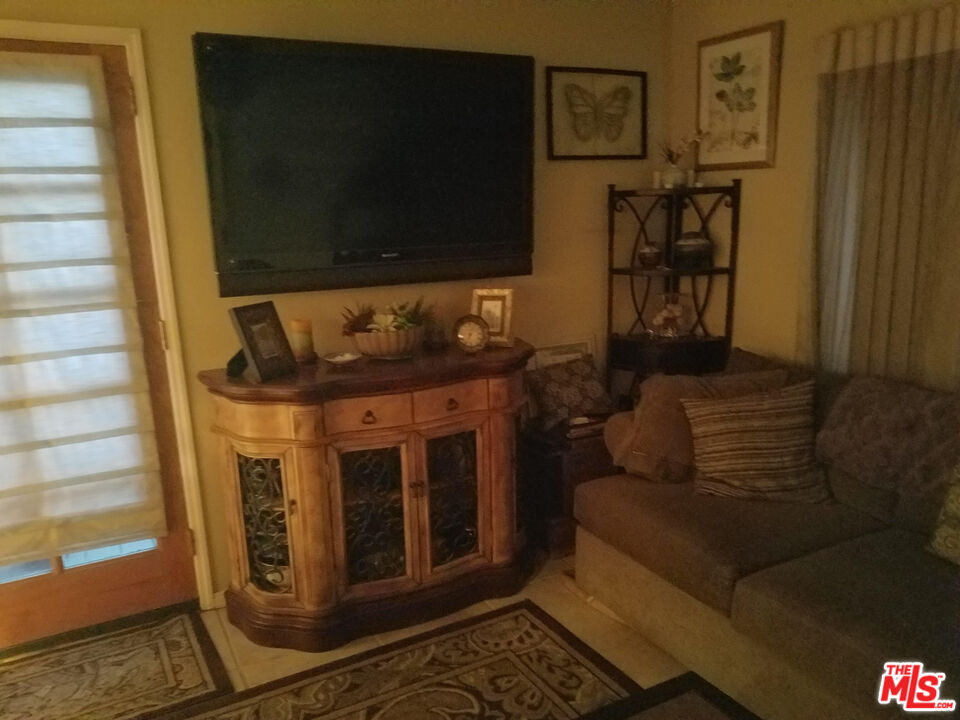 525 Stanford Road Burbank, CA 91504 - Photo 13 of 16 Gallery Image 13