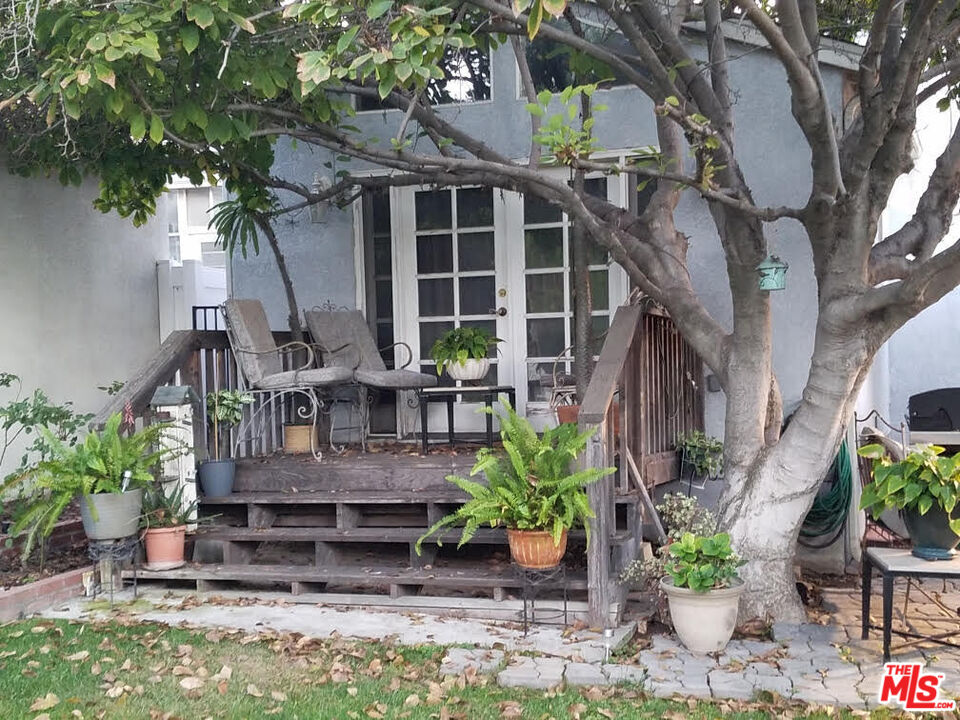 525 Stanford Road Burbank, CA 91504 - Photo 2 of 16 Gallery Image 2