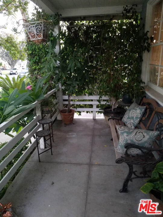 525 Stanford Road Burbank, CA 91504 - Photo 4 of 16 Gallery Image 4