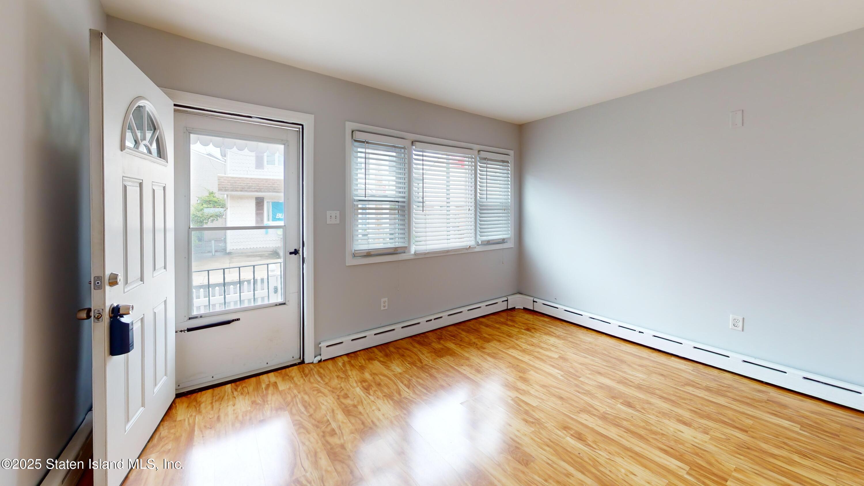 27 Center Place Staten Island, NY 10306 - Photo 6 of 20 27-Center-Place-Living-Room