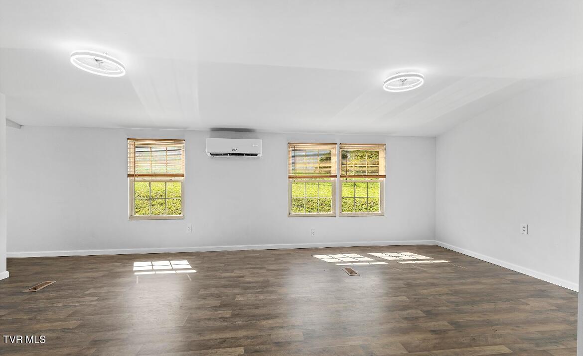 127 Yard Hill Road Elizabethton, TN 37643 - Photo 3 of 28 IMG_7925