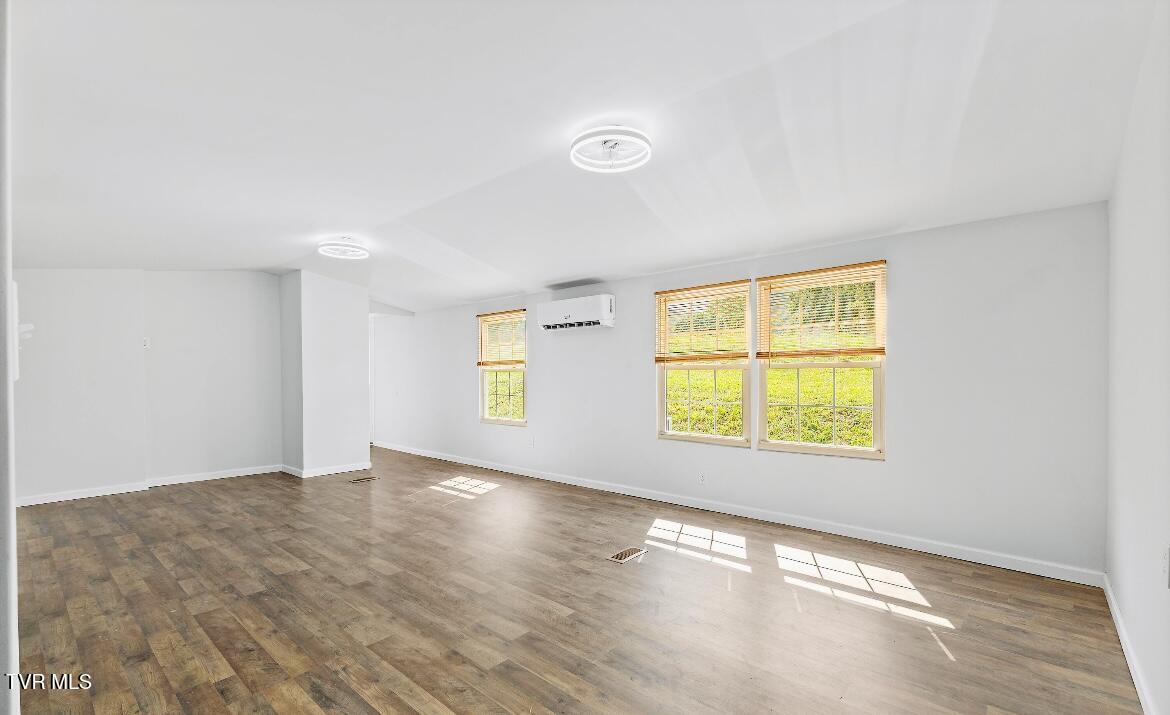 127 Yard Hill Road Elizabethton, TN 37643 - Photo 7 of 28 IMG_7933