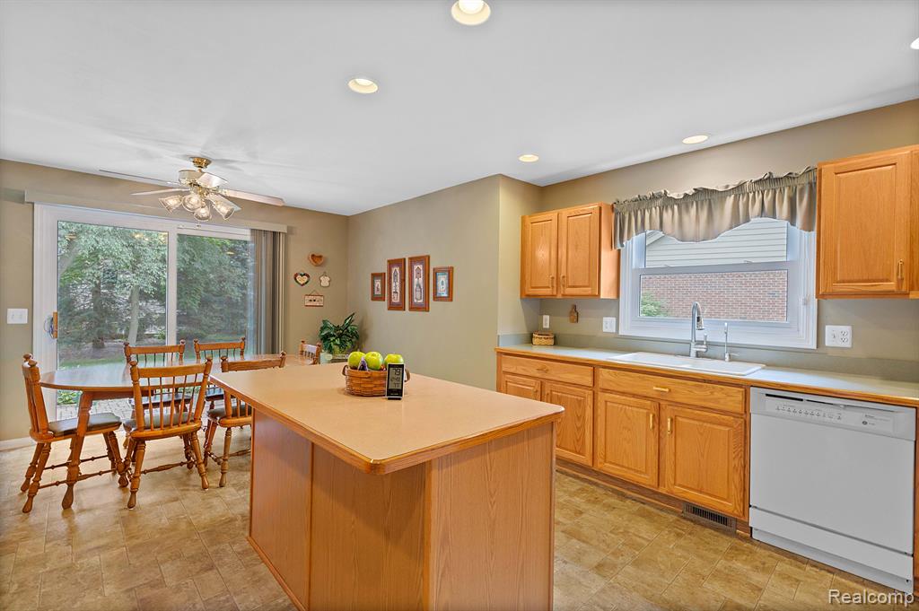 2017 Roundtree Rochester Hills, MI 48307 - Photo 10 of 36