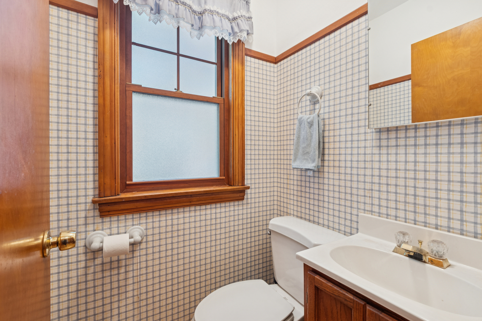 1850 Pine Road Homewood, IL 60430 - Photo 9 of 20 a bathroom with a sink a toilet and mirror