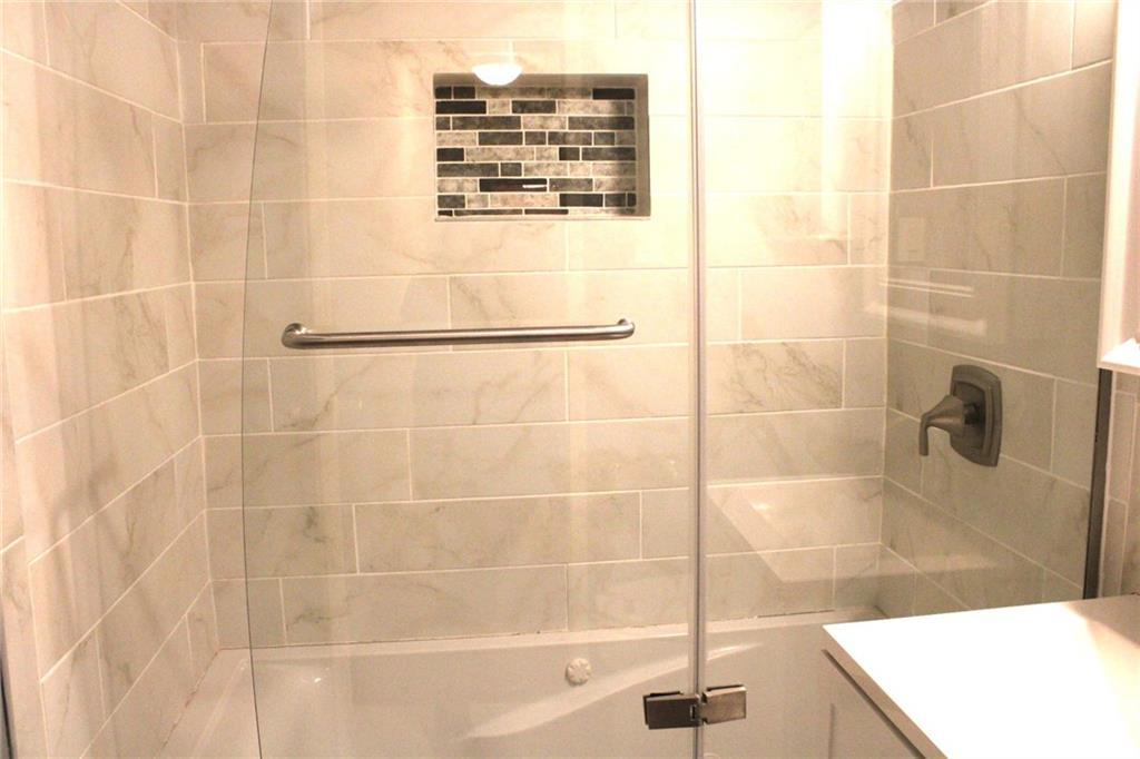 4625 Fifth Avenue, Unit 408 Pittsburgh, PA 15213 - Photo 22 of 34 a bathroom with a shower