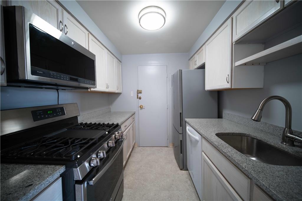 4625 Fifth Avenue, Unit 408 Pittsburgh, PA 15213 - Photo 34 of 34 a kitchen that has a sink and a stove top oven