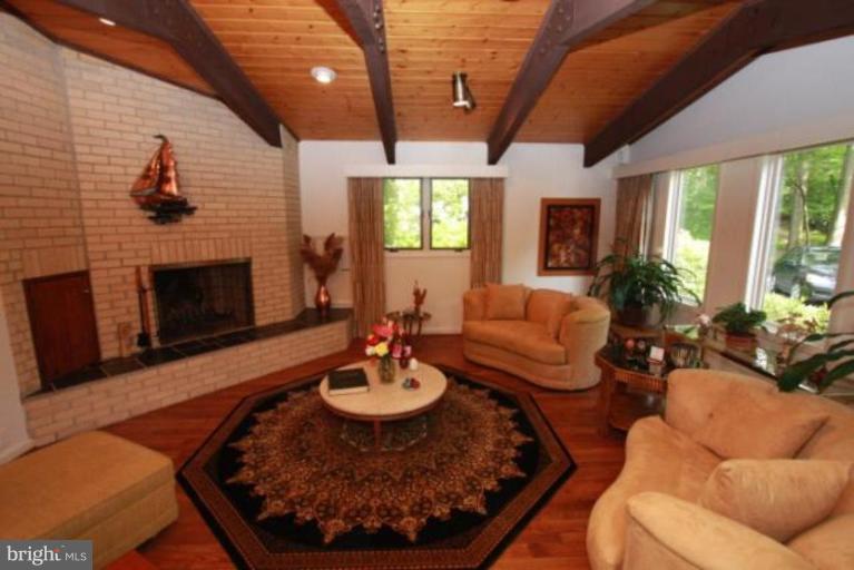 11320 Glen Road Potomac, MD 20854 - Photo 7 of 20 Living Room