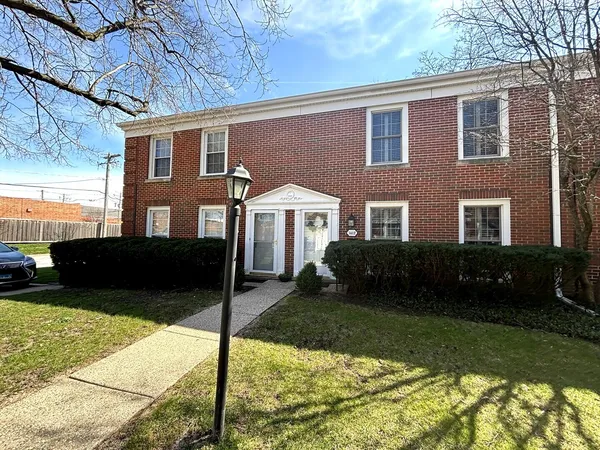 $499,000 | 1414 Pebblecreek Drive, Glenview, IL 60025