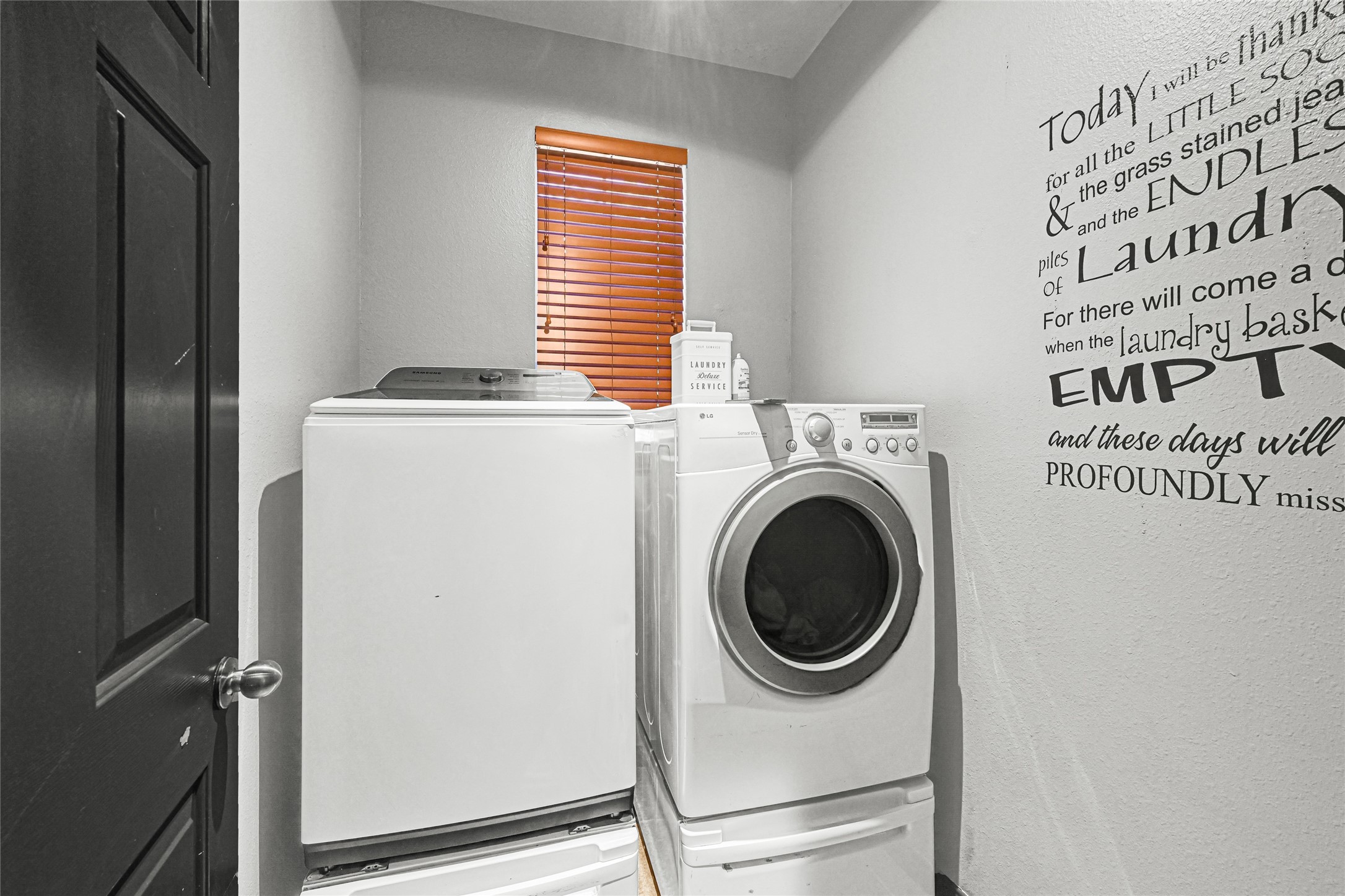 8514 Discus Drive Humble, TX 77346 - Photo 8 of 32 a utility room with dryer and washer